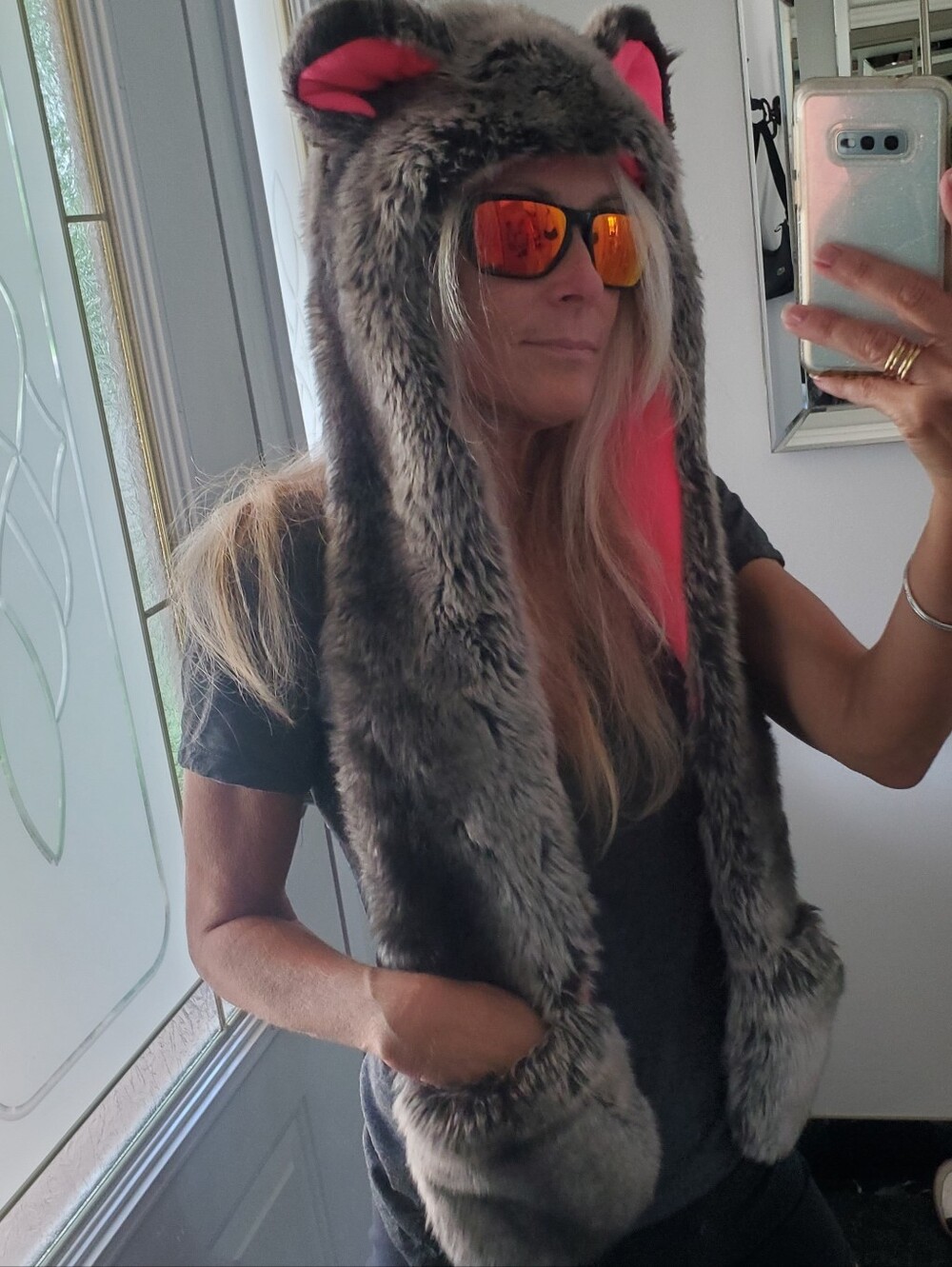Rare SpiritHoods Wolf Grey Faux Fur Hood Scarf Pink with Intergrated Speakers